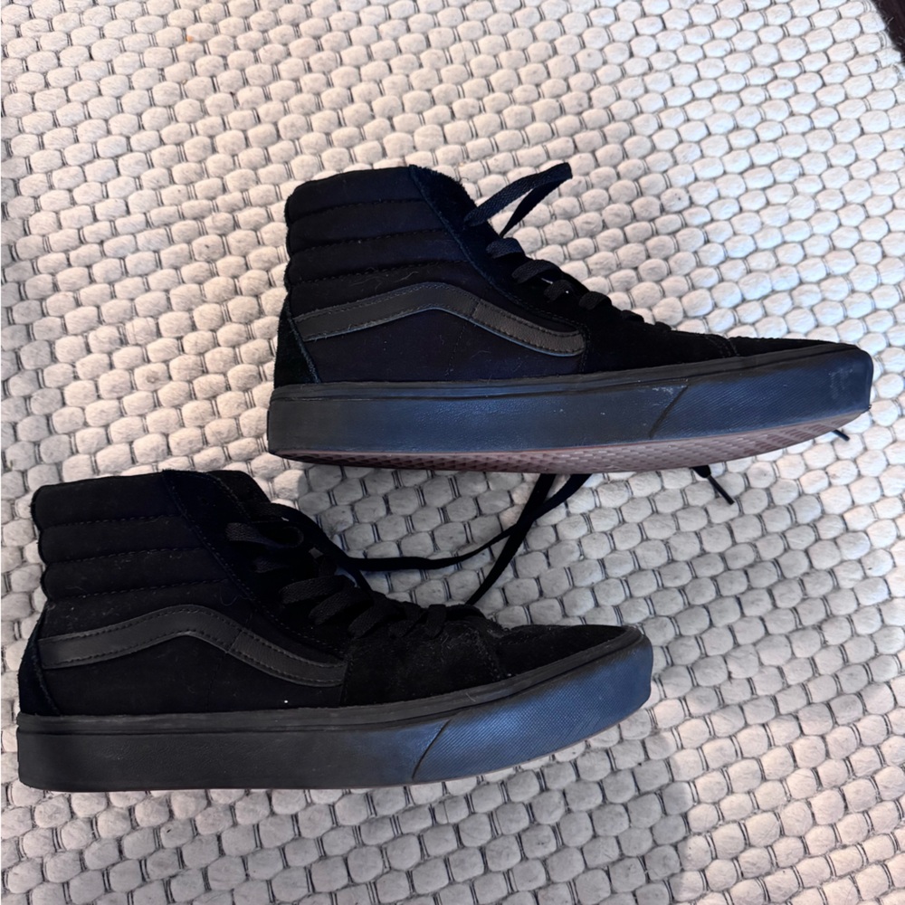 Men’s black high top vans